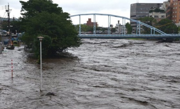 Десетки изчезнали и над 400 000 евакуирани след наводненията в Япония