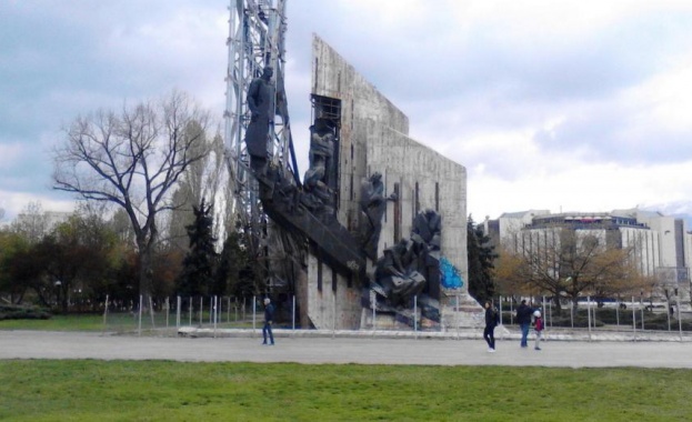 Запалиха крана, който трябваше да демонтира паметника "1300 години България"