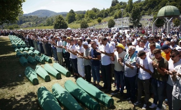 Хиляди почетоха жертвите на клането в Сребреница