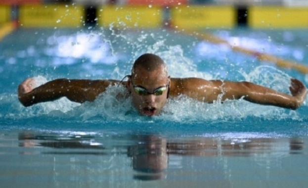 Антъни Иванов отпадна в квалификациите на 100 метра бътерфлай