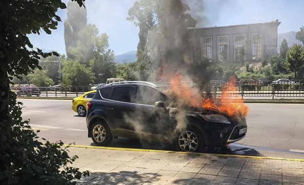 Кола пламна в движение в столицата