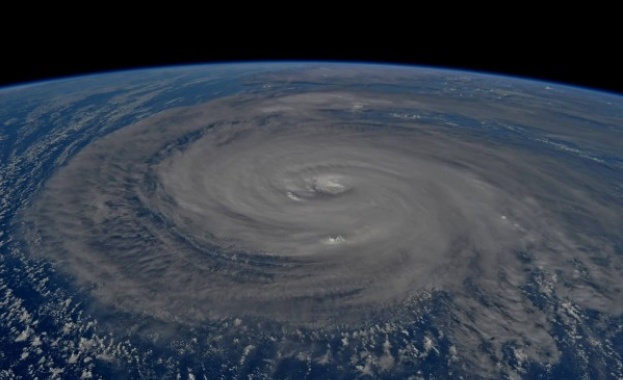 Най-мощният тайфун за 2017-а изглежда страшен даже от Космоса