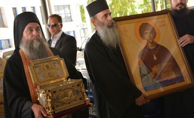 С мощите на Св. Пантелеймон освещават мястото на нов храм във Враца