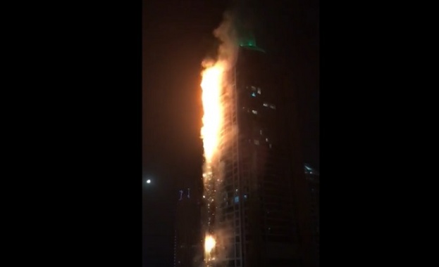 Пожар избухна в една от най-високите жилищни сгради в света (видео)