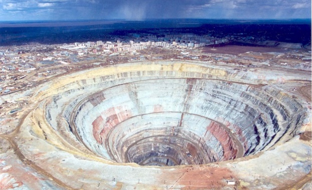 Откриха един от миньорите, блокирани в сибирската диамантена мина