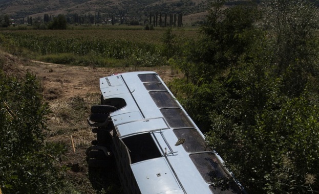 Автобус падна в дере в Боливия, осем души загинаха