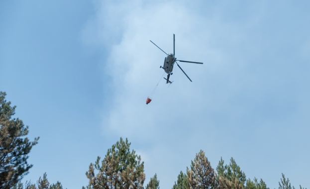 Два вертолета се включиха и днес в гасенето на пожара край Кресна, военните помагат и в Сливен