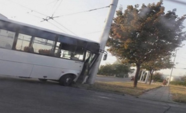 Автобус се удари в уличен стълб в Пловдив 