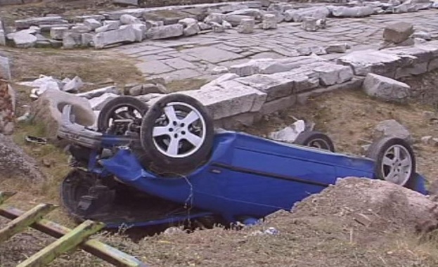 Автомобил се обърна по таван върху археологически обект в Стария Пловдив