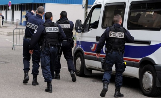 Арестуваха френски политик, писал в „Туитър“, че празнува смъртта на полицаи