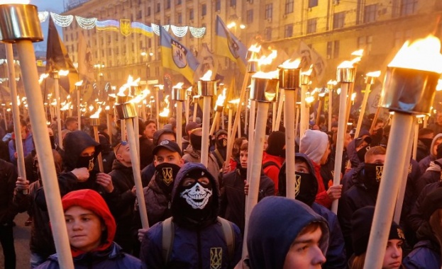 Крайнодесни гонят Порошенко с факли по улиците на Киев