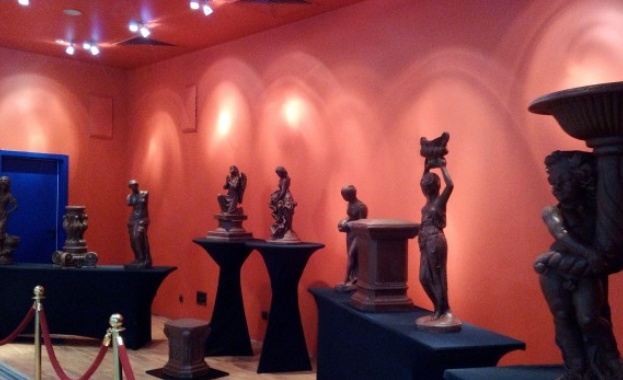 Статуи от шоколад с човешки ръст показват във Варна
