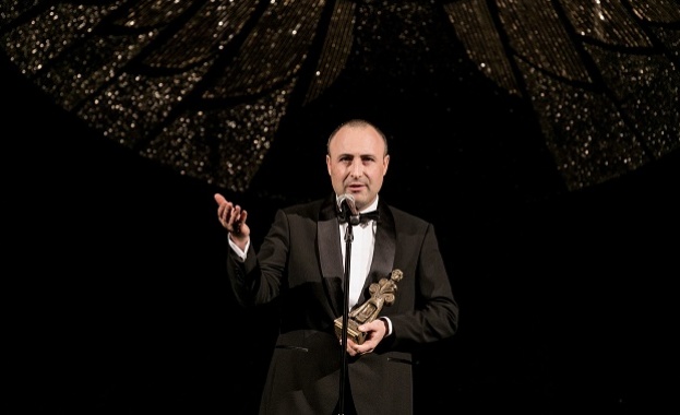 Руслан Мъйнов със статуетка от Националните награди за актьорско майсторство „Любимец 13“ 