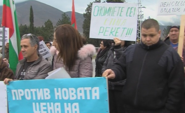 Протест срещу скъпата вода затвори пътя през Подбалкана