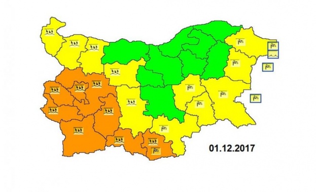 Предупреждения за валежи и вятър в половин България