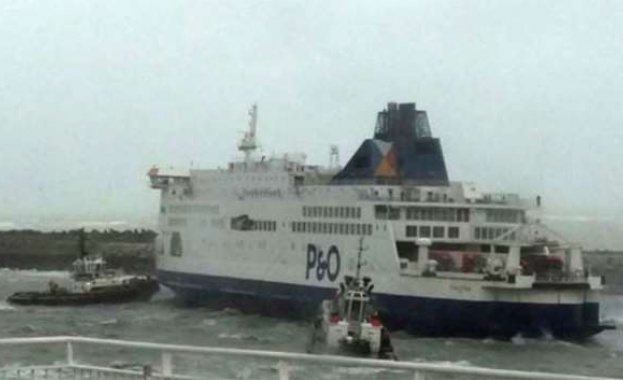 Ферибот, с над 300 души на борда, заседна край Кале