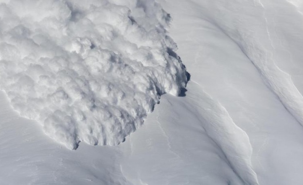 Трима души загинаха от лавини в Швейцария