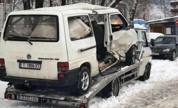 Травмай и микробус се удариха в столицата, 9 души пострадаха