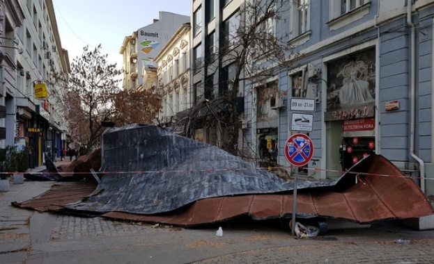 Силният вятър събори покрив на столичната ул. "Пиротска"