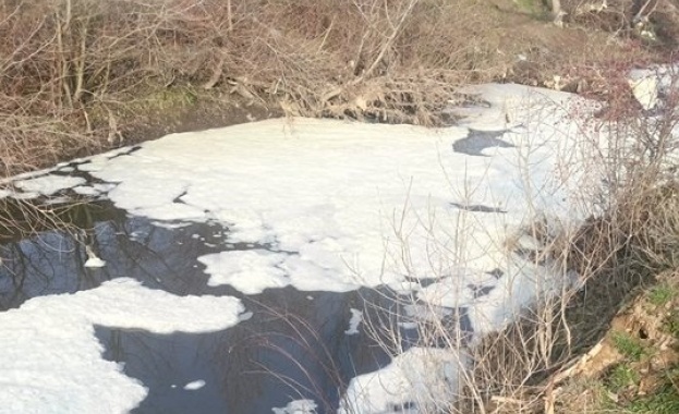 Странна бяла пяна изплува в река в Първомай