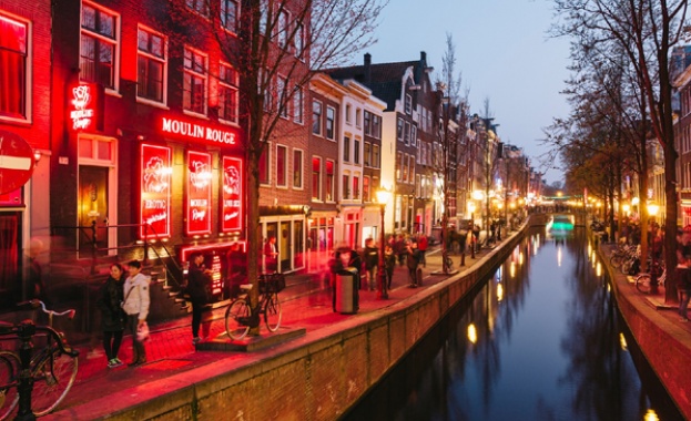 Забраняват на туристите да се вторачват в платените момичета в квартала на червените фенери в Амстердам