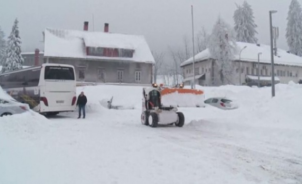 Студ и сняг усложниха обстановката на Балканите 