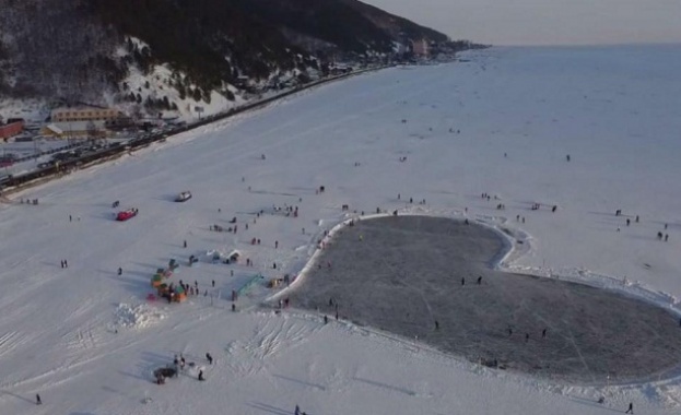Кънкьори направиха пързалка като сърце върху леда на езерото Байкал