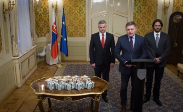 Словашкият премиер показа наградата от 1 милион евро за разкриване на убийството на журналист