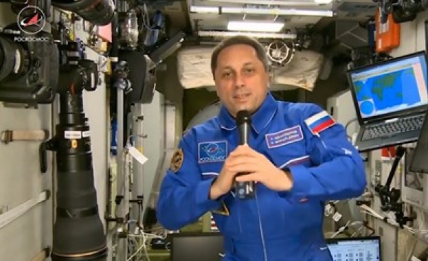 Космонавт поздрави жените за 8-и март от Международната космическа станция