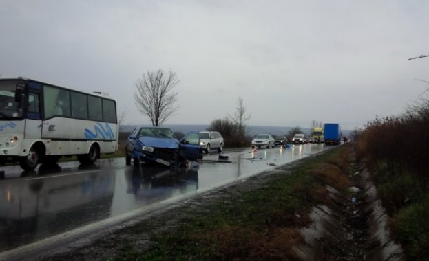 Катастрофа между Камион и лек автомобил е станала на пътя Шумен - Хан Крум, има загинал (обновена)