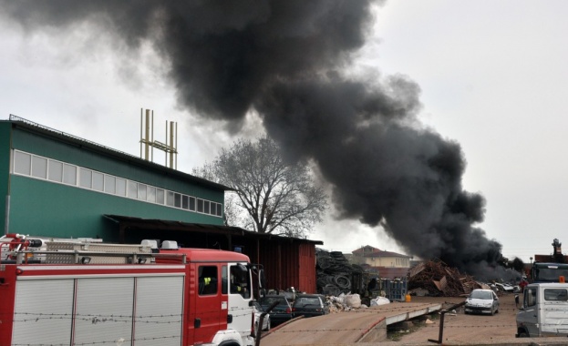 Пожар в база за вторични суровини обгази Хасково