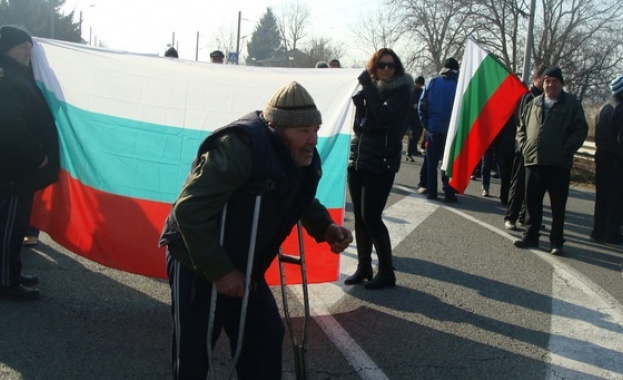 Жителите на "Малашевци" протестират против преминаването на тежкотоварни автомобили през квартала