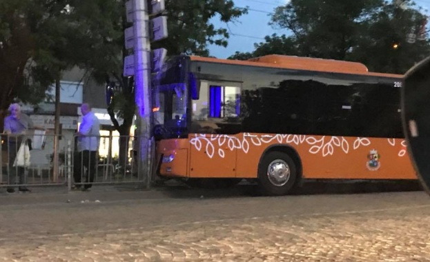 Автобус се заби в стълб на спирка в София