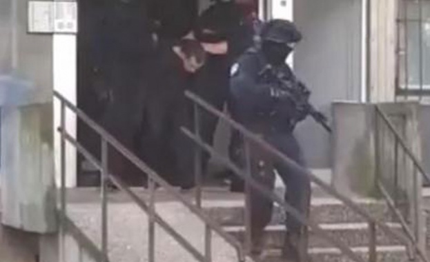 Мъж стреля с Калашник по детска градина в Загреб (видео)
