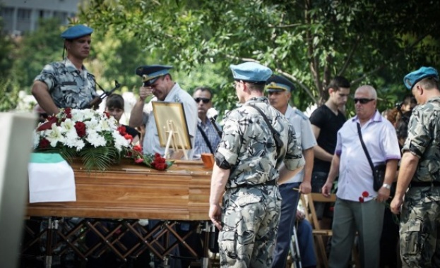 Стотици изпратиха пилотите, загинали край Крумово