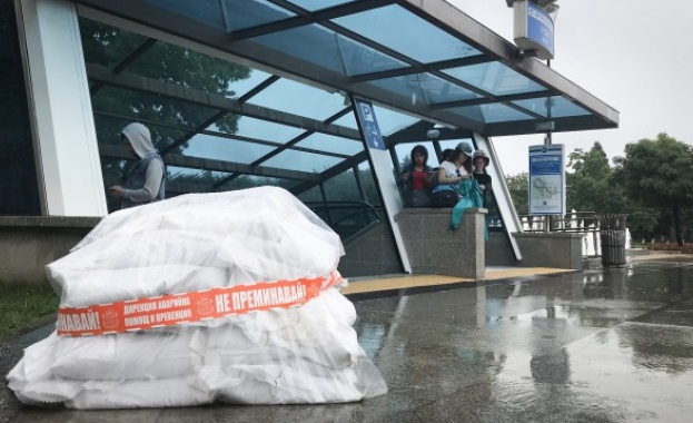 Сигнали за наводнения и в София, вдигнаха диги пред подлезите