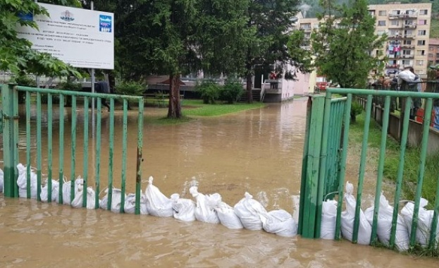 Придошли води заляха град Роман