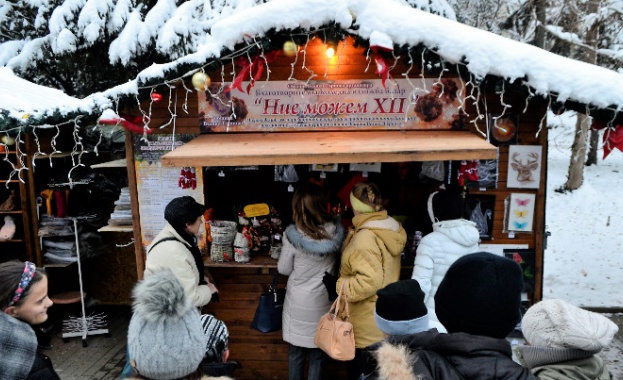 Забраняват поставянето на маси за хранене на Коледните базари в София