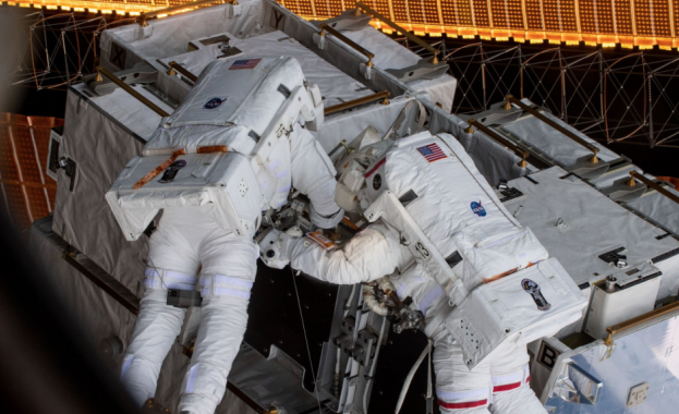Космонавти прибраха кърпа, прекарала в открития космос 10 години