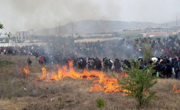 Нови сблъсъци край Солун, мигрантите палят пожари