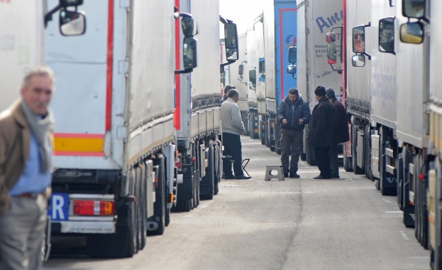 На десетки български камиони турските гранични служители е отказано да