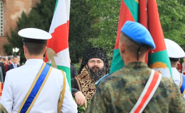 С тържествен водосвет освещават бойните знамена и знамената-светини