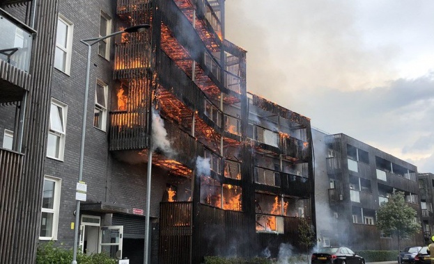 Поне 20 апартамента са изгорели при пожара в жилищен блок в Лондон