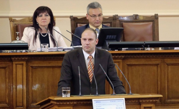 Правителството проваля ваксинацията на българските граждани Категорично настоявам министърът на
