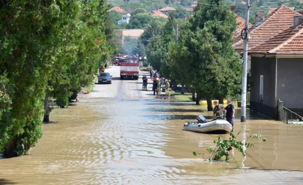 Двама души загинаха и 11 бяха ранени при наводнения предизвикани
