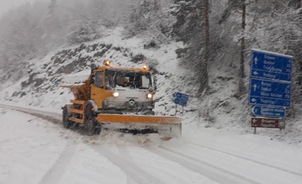 АПИ: Не пътувайте в Източна България и Родопите! Очаква се силен вятър и снеговалеж