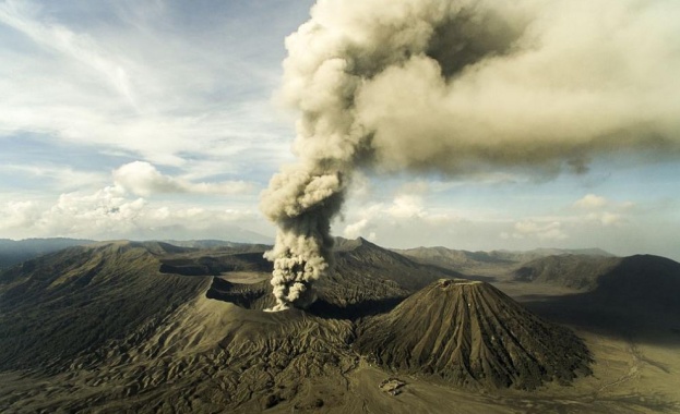Туристи заснеха впечатляващото изригване на вулкана Ключевская Сопка в Камчатка