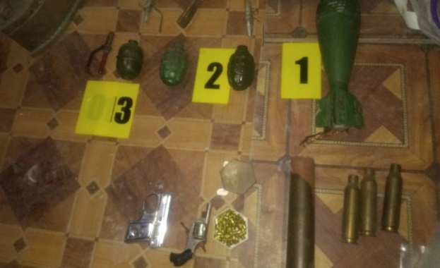 Служители на МВР - Варна откриха боен арсенал във вилна