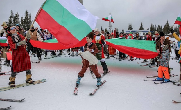 Масово ски спускане с носии и ски хора за 3 март в Пампорово