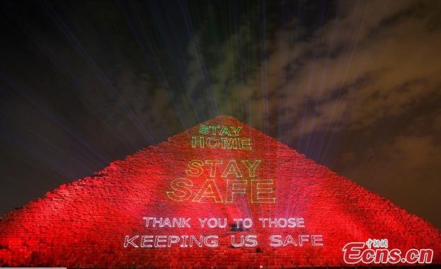 Голямата египетска пирамида беше осветена в понеделник вечерта с послания